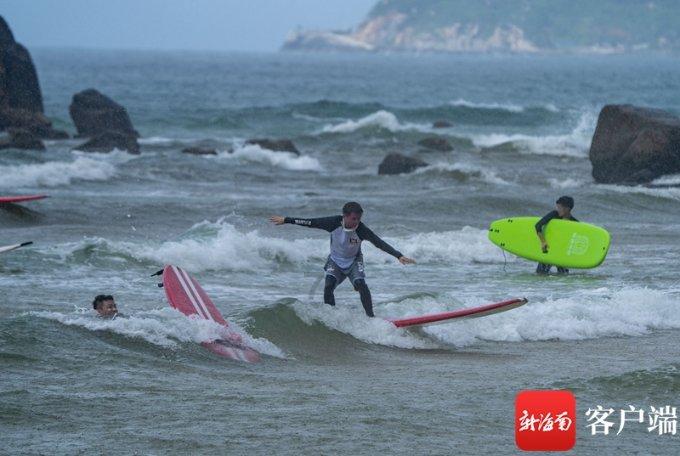 哪吒L曝光,搭冰箱彩电大沙发,跟理想L6抢客户?